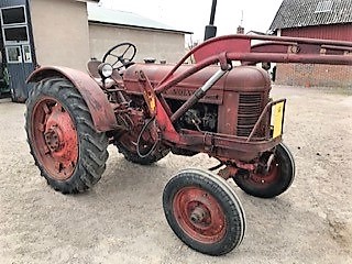 Veterantraktor - Volvo  - T 33. Fotogen. 6 v. Med fungerande Ålö lastare och skopa. Orörd helt i ori...